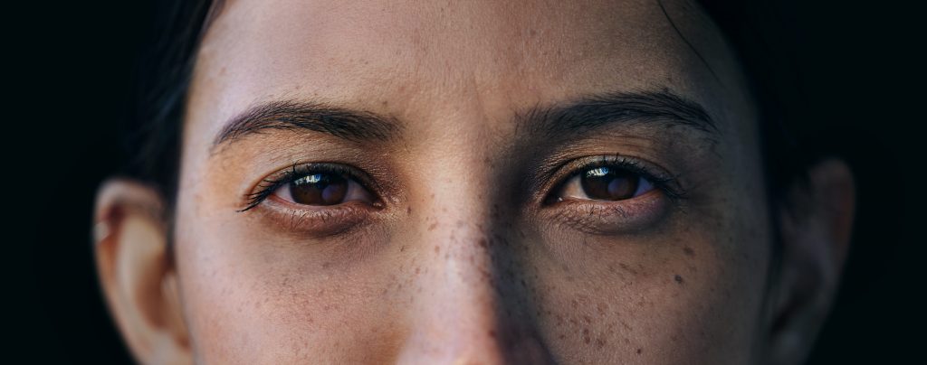 primer plano de unos ojos abiertos